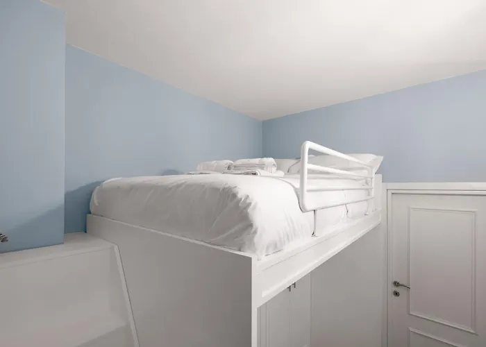 Daire Ant-one Designer Neo-classical In Prime Downtown Location - Sleeps 8 *