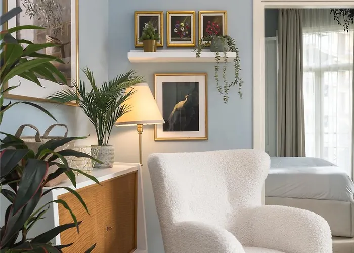 Ant-one Designer Neo-classical In Prime Downtown Location - Sleeps 8