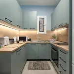 Ant-one Designer Neo-classical In Prime Downtown Location - Sleeps 8 Apartment *