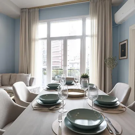 Ant-one Designer Neo-classical In Prime Downtown Location - Sleeps 8 아파트