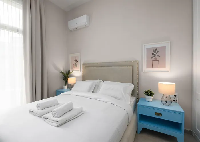 Ant-one Designer Neo-classical In Prime Downtown Location - Sleeps 8 *