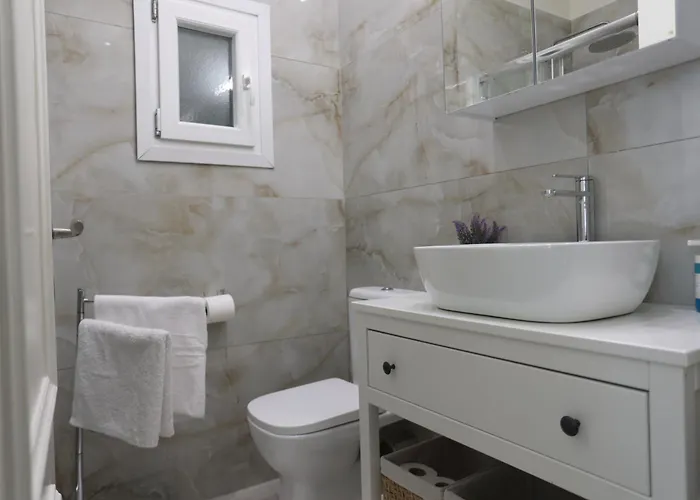 Ant-one Designer Neo-classical In Prime Downtown Location - Sleeps 8