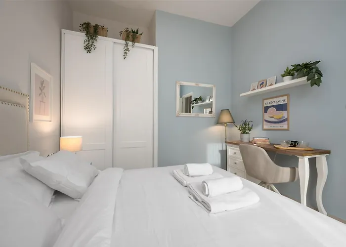 Ant-one Designer Neo-classical In Prime Downtown Location - Sleeps 8